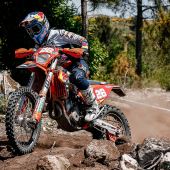 Der EnduroGP von Portugal stellte alle Fahrer auf eine harte Probe und bot eine herausfordernde Kombination aus langen, trockenen und harten Sonderprüfungen zusammen mit heißem, kräftezehrendem Wetter. 