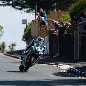 Michael Dunlop wurde zum erfolgreichsten 600cc-Fahrer aller Zeiten auf der Isle of Man, als er am Freitagmorgen seinen neunten Supersport-Sieg im zweiten Rennen der Monster Energy Supersport TT einfuhr - seinen 21. Sieg auf der TT.