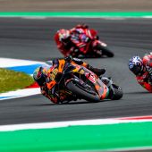 Sowohl Brad Binder als auch Miguel Oliveira starteten aus der Mitte des Feldes und belegten die Plätze 5 und 9 vor mehr als 100.000 Zuschauern, die nach Grand Prix Action lechzten.