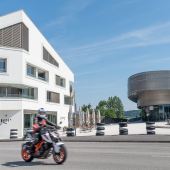 Die KTM Motohall lädt mit vielen Specials zum Staunen ein und lässt die Herzen von Motorrad-Fans höher schlagen.