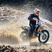 Premiere x 3 beim Prolog für das Red Bull Erzbergrodeo: KTM Factory Rider Kailub Russell (USA) gewinnt gleich bei seinem ersten Start auf dem Berg aus Eisen mit einem hauchdünnen Vorsprung vor den beiden Amateuren Dominik Olszowy (POL) und Kyle Flanagan (RSA).