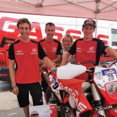 Auch wenn der Rider er am Podest steht - es gewinnt immer das Team. Bei Michael Walkner steht eine fachkundige Familie stark zu ihm.