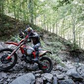 Bei ihrer 19. Ausgabe kehrten die Red Bull Romaniacs 2022 zu ihrem traditionellen Format zurück: Der spektakuläre Stadtprolog eröffnete die Veranstaltung am Dienstag, gefolgt von vier langen, harten Enduro-Tagen in den Karpaten nahe der Gastgeberstadt Sibiu.