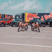 Die amerikanische Marke hat Red Bull KTM vier RAM 1500 zur Verfügung gestellt - zwei TRX, eine Lamarie Night Edition und einen Rebel -, die für den Rest der Saison 2022 für Fahrten zu und von den Offroad-Terminen genutzt werden.