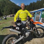 Heimisches Enduro in Verbindung mit viel freiem Fahren und Rennen ist optimal für Christopher.