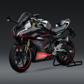 Im April 2022 wurde sie für den Heimatmarkt präsentiert und jetzt versichert CFMOTO, dass sie auch nach Europa kommen wird. Die Rede ist von der 450SR.