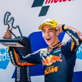 Moto2-Pilot Pedro Acosta steht zum ersten Mal nach seinem Beinbruch zu Beginn der Saison wieder ganz oben auf dem Podium. 