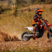Mit ihrem Erfolg in der Europäischen Junior E-Motocross Championship ist die KTM SX-E 5 für junge Mini-Cross-Rennfahrer die perfekte Wahl.