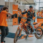 Red Bull KTM Factory Racing öffnete die Tore der Werkshalle für den MX2-Weltmeister von 2022, Tom Vialle, der seine KTM 250 SX-F im Rahmen eines speziellen Events zu Ehren des 21-jährigen Doppelweltmeisters diese Woche durch die KTM-Anlage jagte.