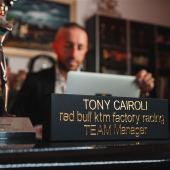 KTM freut sich, bekannt geben zu können, dass der neunfache Weltmeister Tony Cairoli für 2023 Red Bull KTM Factory Racing Team Manager wird. 