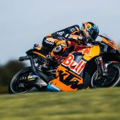 Die spektakuläre Streckenführung und das herausfordernde Klima von Phillip Island hießen die MotoGP zum ersten Mal seit 2019 wieder willkommen und Brad Binder von Red Bull KTM Factory Racing war der schnellste KTM RC16-Pilot, da der Südafrikaner sich als 16. in Australien qualifizierte.