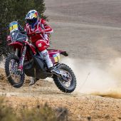 Mit einem Auge auf den ultimativen Preis - die Trophäe der FIM World Rally-Raid Championship 2022 - navigierte Sunderland mit Präzision durch die felsigen Pisten Südspaniens und lieferte ein starkes Ergebnis, um die letzte Runde auf die bestmögliche Weise zu beginnen.