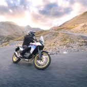 Auf der EICMA 2022 gibt es eine mit Spannung erwartete Rückkehr, nämlich die der Honda Transalp, die sich als nüchterner Allrounder bestätigt, aber in jeder Hinsicht einen epochalen Sprung im Vergleich zu ihren Vorgängern macht.