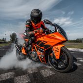 Mit der STREET-Modellreihe 2023 führt KTM neue Designelemente ein und bringt eines der erfolgreichsten Modelle der Mittelklasse der vergangen Jahre zurück auf die Straße.