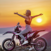 Wenn Girls am Bike sitzen, gibt es einiges zu erzählen. Lara weis wovon sie spricht uns ist auf Instagramm mit ihren über 100.000 Followers bereits anerkannt und kann darüber hinaus auch sehr gut Motorradfahren und darüber berichten.