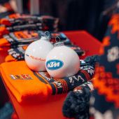 Zum ersten Mal bringt der KTM Motohall Shop dieses Jahr eine Weihnachtskugel heraus.
