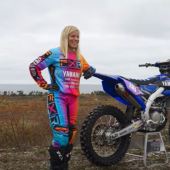 Larissa Papenmeier (Yamaha - Deutschland) kam zum schwedischen Cross-Country-Enduro-Klassiker Gotland Grand National, um mit mehr als 3300 Fahrern, darunter 200 Frauen, zu fahren!