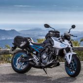 Mit der GSX-8S präsentiert Suzuki auf der EICMA einen Streetfighter, mit dem das Unternehmen aus Hamamatsu in das hart umkämpfte Segment der mittelgroßen Naked Bikes einsteigt.