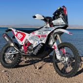 Okay, wenn man an der TT teilnimmt, muss man verrückt sein - okay, bei der Dakar auch. Passt also!
