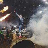 Billy Bolt von Husqvarna Factory Racing hat seine Titelverteidigung in der FIM SuperEnduro-Weltmeisterschaft mit einem Sieg in der ersten Runde in Polen perfekt begonnen. 