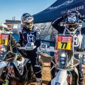 Die Husqvarna Factory Racing Piloten Skyler Howes und Luciano Benavides freuen sich auf den Start ihrer Rallye Dakar 2023. 