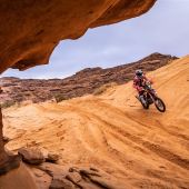 Sanders führte die vierte Etappe an, wurde Achter und behielt seine vorläufige Führung in der Motorradklasse bei der Dakar! 