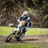 Skyler Howes von Husqvarna Factory Racing hat bei der Rallye Dakar 2023 wieder einmal beeindruckt, indem er auf einer der härtesten Dakar-Etappen der letzten Jahre, die viele Fahrer als solche bezeichnen, den dritten Platz belegte. 