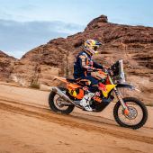 Die Red Bull KTM Factory Racing-Fahrer Toby Price und Kevin Benavides haben am vierten Tag der Rallye Dakar 2023 starke Leistungen gezeigt.
