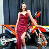Während einige Leute diskutieren, ob Gridgirls zeitgemäß sind, findet über dem Teich die Wahl zur Miss Motorama statt.