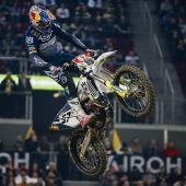 Billy Bolt von Husqvarna Factory Racing zeigte bei der dritten Runde der FIM SuperEnduro Weltmeisterschaft in Ungarn eine beeindruckende Leistung und sicherte sich den Gesamtsieg. 