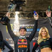Mit seinem zweiten Saisonsieg in der heutigen Arlington Triple Crown Runde der AMA Supercross Meisterschaft 2023 rückte Cooper Webb bis auf zwei Punkte an die Red Plate heran.