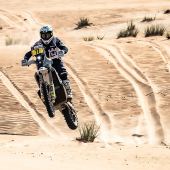 Luciano Benavides von Husqvarna Factory Racing hat die schwierige zweite Etappe bei der 2023 Abu Dhabi Desert Challenge gewonnen.