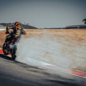 Nach dem immensen Erfolg der KTM 1290 SUPER DUKE RR im Jahr 2021 kehrt sie 2023 als mit 500 Stück limitiertes Sondermodell zurück: Ebenso wild, aber mit einem noch extremeren Look.