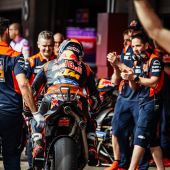 Miller und Binder belegen im kurzen und intensiven Sprint mit der KTM RC16 die Plätze 4 und 12.