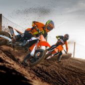 Nach der Einführung der runderneuerten KTM SX Modelle 2023 steht nun die KTM-Motocross-Reihe für das Jahr 2024 an der Startlinie und bringt überarbeitete Fahrwerkseinstellungen, sowie einen brandneuen Look mit.