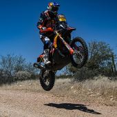 Das dreiköpfige Red Bull KTM Factory Racing Team hat die erste Etappe der Sonora Rallye 2023 erfolgreich absolviert.