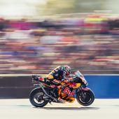 Der kurze, enge, aber anspruchsvolle Bugatti Circuit innerhalb des riesigen 24-Stunden-Motorsportkomplexes von Le Mans lockte Sonnenschein, frühlingshafte Temperaturen und abertausende Fans zur fünften Runde der MotoGP 2023. 