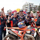 Manuel Lettenbichler von Red Bull KTM Factory Racing hat seine Titelverteidigung in der FIM Hard Enduro Weltmeisterschaft mit dem Sieg bei der ersten Runde - der Xross Hard Enduro Rallye - perfekt eingeleitet.