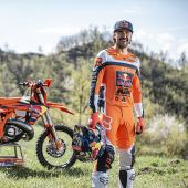 Manuel Lettenbichler von Red Bull KTM Factory Racing ist bereit, die FIM Hard Enduro World Championship in Angriff zu nehmen und seine Titelverteidigung bei der sieben Runden umfassenden Serie zu beginnen. 