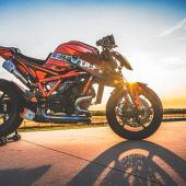 Die KTM Superduke R ist gewaltig, Andreas Burgschachner ein Könner und der Bridgestone Reifen eine Macht!