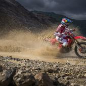 Am zweiten Red Bull Erzbergrodeo-Veranstaltungstag ging mit knapp 1.400 Teilnehmern das größte und bunteste Starterfeld des Motorrad-Offroadsports in den High-Speed Kampf gegen den "Berg aus Eisen".