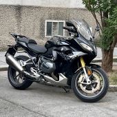 Sporttouring nennt BMW Motorrad Österreich die Modellreihe mit der BMW R1250RS rund um den bekannten und bewährten Zweizylinder-Boxer Motor mit 136PS und 143NM. Es soll eine Mischung aus Reisemotorrad mit Kurvenspass sein.