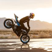 Der weltbekannte Stuntbike-Fahrer und RedBull-Action-Sportler Aaron Colton macht den ultimativen Reifentest für uns.