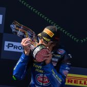 Stefano Manzi (Ten Kate Racing Yamaha) holte sich am Samstag auf dem Autodromo Internazionale Enzo e Dino Ferrari di Imola vor einem begeisterten italienischen Publikum seinen zweiten Saisonsieg.