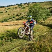 Der erste Offroad-Tag der Red Bull Romaniacs begann mit blauem Himmel und gutem Grip durch leichten Regen über Nacht - doch das sollte sich schnell ändern.