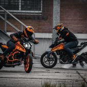 KTM läutet das Modelljahr 2024 mit einer Reihe neuer 1-Zylinder-Modelle der DUKE ein.