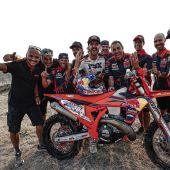 Manuel Lettenbichler von Red Bull KTM Factory Racing hat mit seinem dominanten Sieg bei den Red Bull Outliers in Kanada vier von vier Rennen der diesjährigen FIM Hard Enduro Weltmeisterschaft gewonnen.
