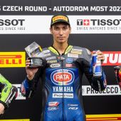 Toprak Razgatlıoğlu stürzte in der achten Runde der FIM Superbike-Weltmeisterschaft 2023 in der Tschechischen Republik in Rennen 2 auf dem Autodrom Most, nachdem sein Hinterreifen einen katastrophalen Defekt hatte.
