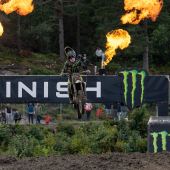 Jeremy Seewer vom Monster Energy Yamaha Factory MXGP Team fuhr bei der 15. Runde der FIM Motocross Weltmeisterschaft in Uddevalla, Schweden, zu einem fulminanten Grand Prix Sieg.