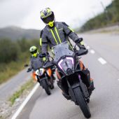 KLIM Motorradkleidung: Entspannt durch den Herbst, mit der Latitude Touring-Kombi von KLIM